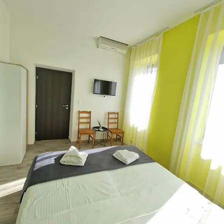 Отель Fiore Seaview - Premium Location 3*